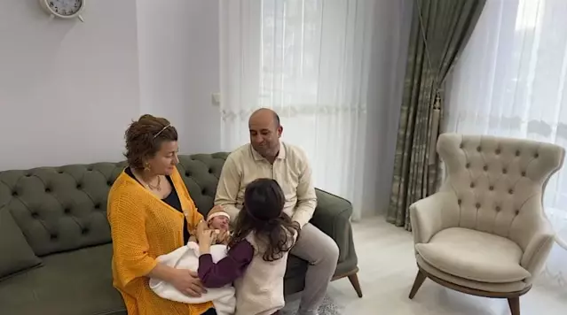 Türkiye'de 2025 Aile Yılı kapsamında 100'üncü bebek geçici koruyucu ailesine yerleştirildi