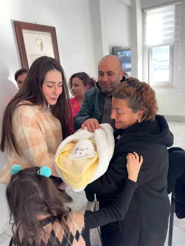 Türkiye'de Geçici Koruyucu Aile Modeliyle 100. Bebek Ege Berk Ailesine Kavuştu