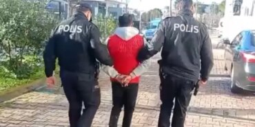 Üvey annesini öldüren firari, yakalanıp, teslim edildiği cezaevinde yaşamına son verdi