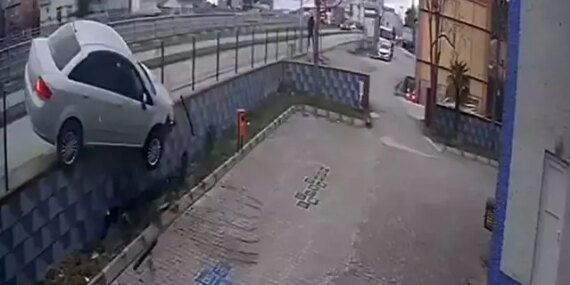 Bafra'da Otomobil Cami Bahçesine Uçtu