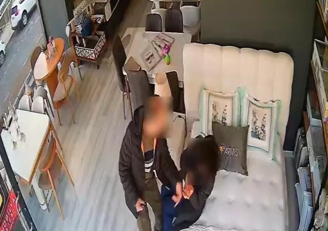 Eşini mobilya mağazasında darbetti - Son Dakika