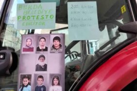 İki yıldır çözüm bulamadı, traktörüyle Bafra Belediyesi önüne dayandı