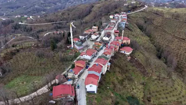 Karadeniz fıkrası gibi mahalle: Komşular bir adımla il değiştirip, bir dakika farkla iftar açıyor