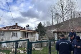 Ladik'te Kuvvetli Rüzgar Çatıları Uçurdu