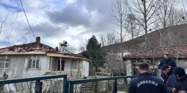 Ladik'te Kuvvetli Rüzgar Çatıları Uçurdu