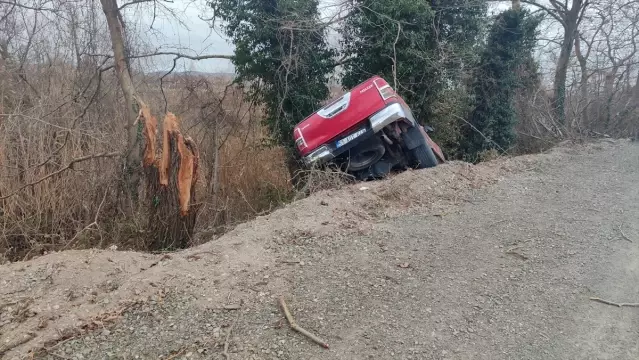 Samsun'da Pikap Ağaca Çarptı: 2 Yaralı
