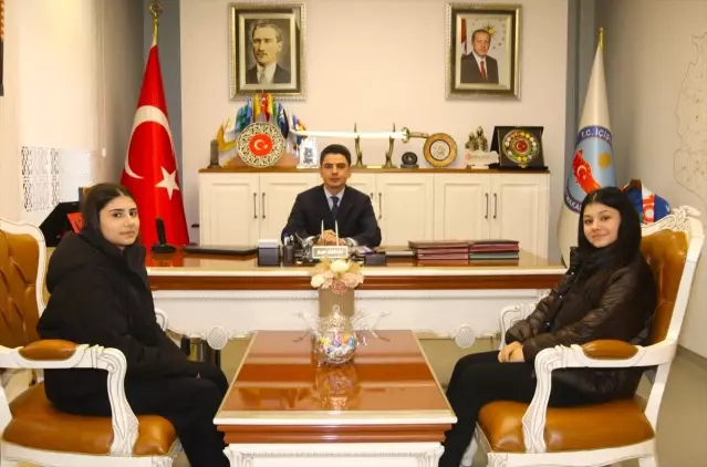 Taşova Kaymakamı, TÜBİTAK Proje Yarışmalarında Başarı Gösteren Öğrencilerle Bir Araya Geldi