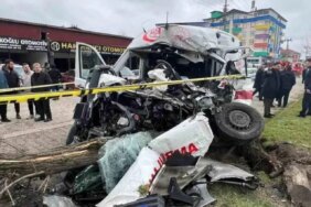 Ambulans-Kamyon Kazası: 1 Ölü, 3 Yaralı