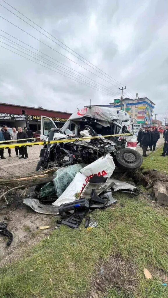 Ambulans-Kamyon Kazası: 1 Ölü, 3 Yaralı