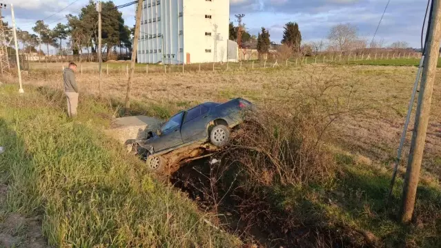 Bafra'da Otomobil Su Kanalına Düştü