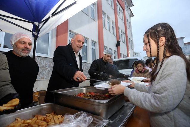 Başkan Sandıkçı, öğrencilerin iftar sevincine ortak oldu