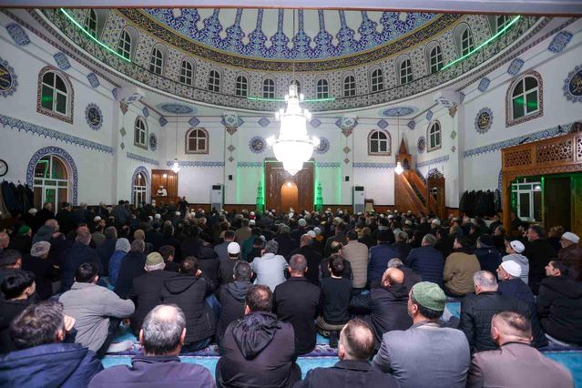 Canik'te binler Kadir Gecesi'nde ellerini semaya açtı