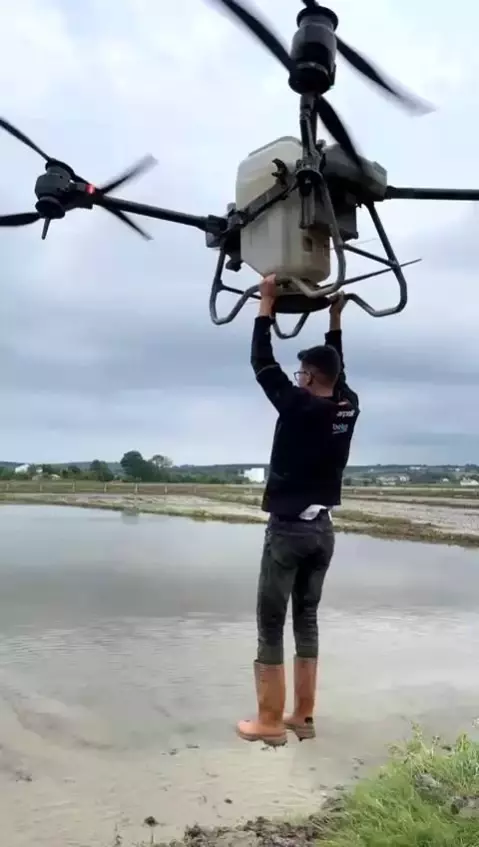 Çiftçi Tarım Dronuyla Uçtu - Son Dakika