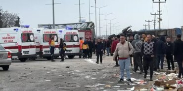 Fren sisteminde arıza olduğu iddia edilen kamyon, 4 araca çarptı: 19 yaralı