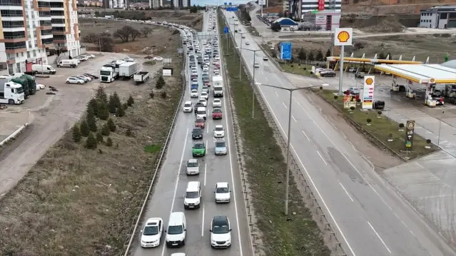 Kırıkkale'de Bayram Dönüşü Trafik Yoğunluğu