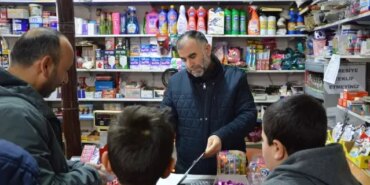 Öğrencilerden Bakkala Yardım - Son Dakika