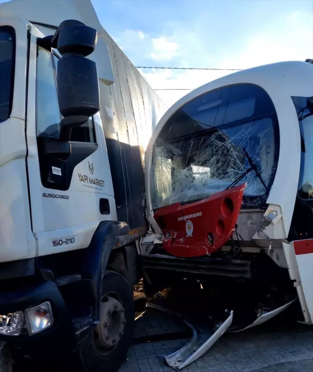 Samsun'da Kamyon-Tramvay Çarpışması: 3 Yaralı