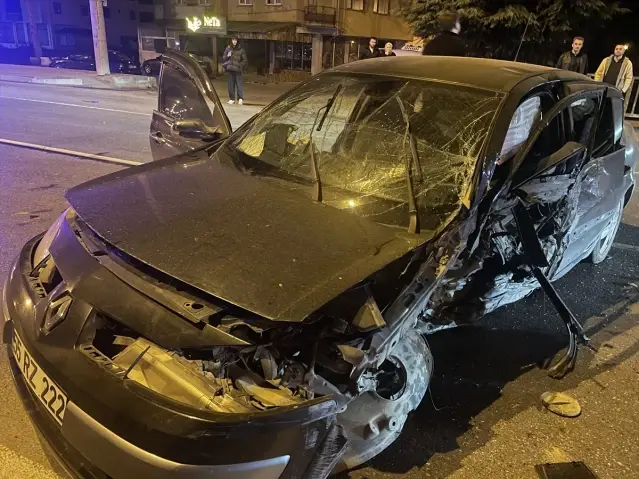 Samsun'da Köprü Korkuluğuna Çarpan Araçta İki Yaralı