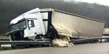 Samsun'da Park Halindeki Tır Kontrolden Çıktı