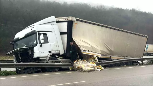 Samsun'da Park Halindeki Tır Kontrolden Çıktı
