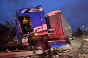 Samsun'da Tır Devrildi, Sürücü Yaralandı