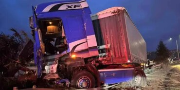 Samsun'da Tır Devrildi, Sürücü Yaralandı