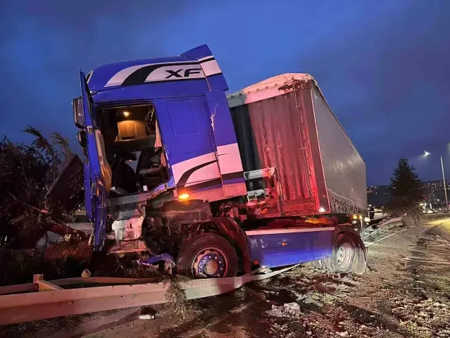 Samsun'da Tır Devrildi, Sürücü Yaralandı