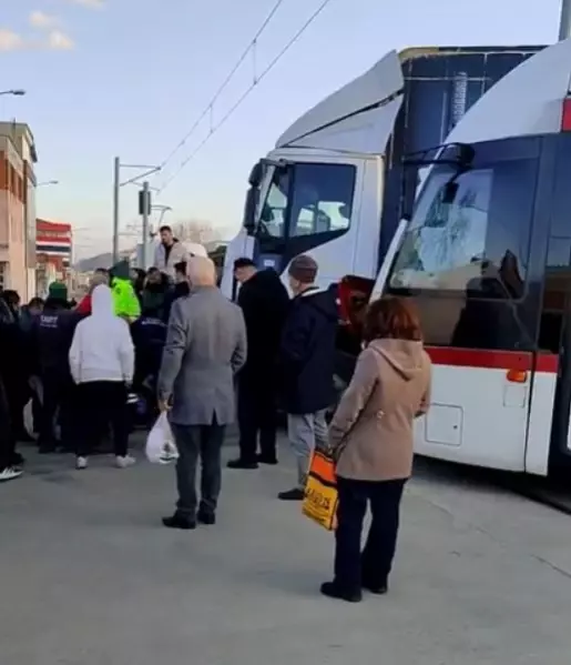 Samsun'da Tramvay ile Kamyon Çarpıştı