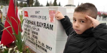 Samsun'da mezarlıklar ziyaretçilerle doldu taştı: Şehitliklerde hüzün