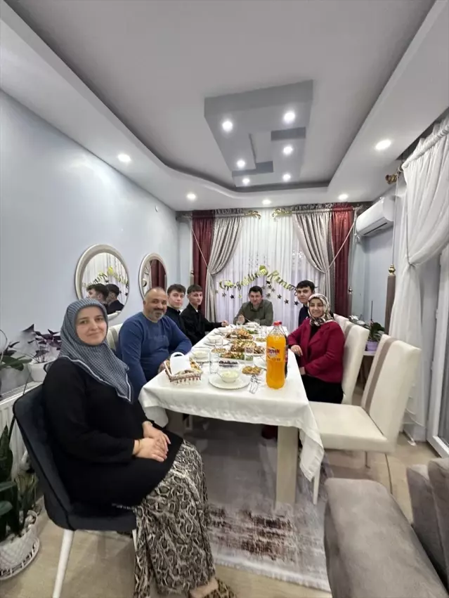 Şehit Kadir Kara Anadolu İmam Hatip Lisesi öğretmen ve öğrencilerinden şehit ailesine ziyaret