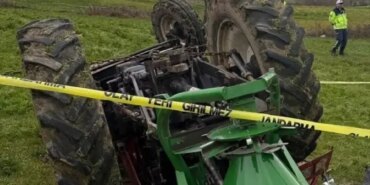 Traktör Devrildi: 1 Ölü 1 Yaralı
