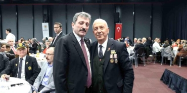 Vali Orhan Tavlı: 'Özgürlüğümüzü şehitlerimize ve gazilerimize borçluyuz'