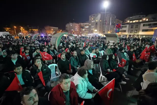 Vatandaşlar Dev Ekrandan Maçı İzledi