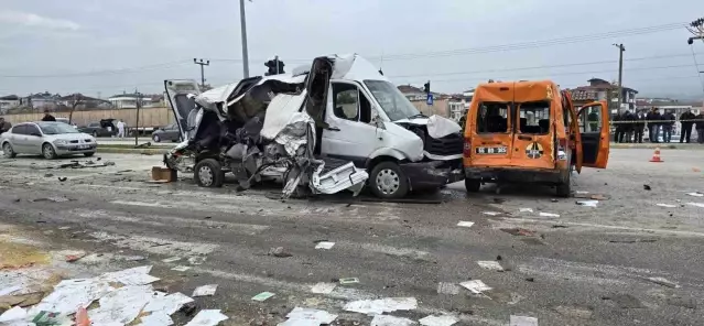 Vezirköprü'de Zincirleme Kaza: 18 Yaralı