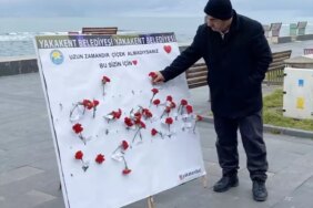 Yakakent'te Kadınlara Çiçek Jestleri - Son Dakika