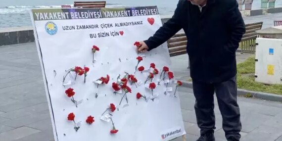 Yakakent'te Kadınlara Çiçek Jestleri - Son Dakika