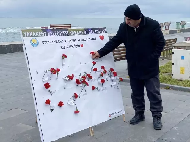 Yakakent'te Kadınlara Çiçek Jestleri - Son Dakika