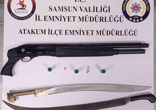 Atakum'da ruhsatsız silah ve kılıç ele geçirildi
