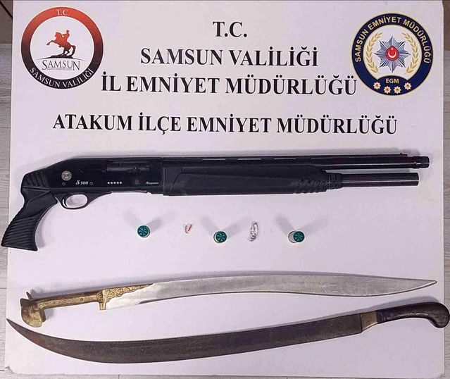Atakum'da ruhsatsız silah ve kılıç ele geçirildi