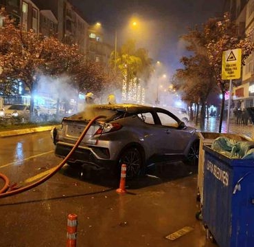 Babasıyla tartıştı, park halindeki aracı yaktı