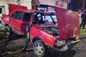 Bafra'da Kaza: Ağaç Otomobilin Üzerine Düştü