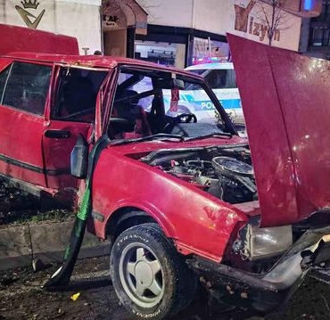 Bafra'da Kaza: Ağaç Otomobilin Üzerine Düştü