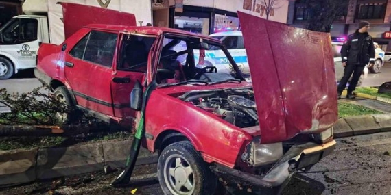 Bafra'da Kaza: Ağaç Otomobilin Üzerine Düştü