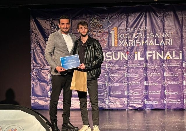 Bafra'lı Emre Öztürk, Şiir Yarışmasında Birinci Oldu