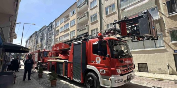 Balkonda yanan koltuk paniğe yol açtı
