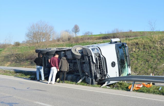 Havza'da Tır Devrildi, Sürücü Yaralandı