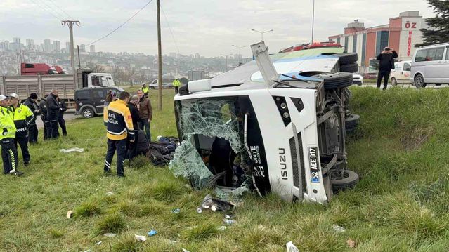 İstanbul'dan yarışmadan dönen öğrencileri taşıyan midibüs şarampole devrildi: 9'u öğrenci 15 yaralı