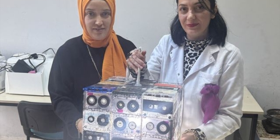 Kadınlardan Müzik Kasetinden Abajur - Son Dakika