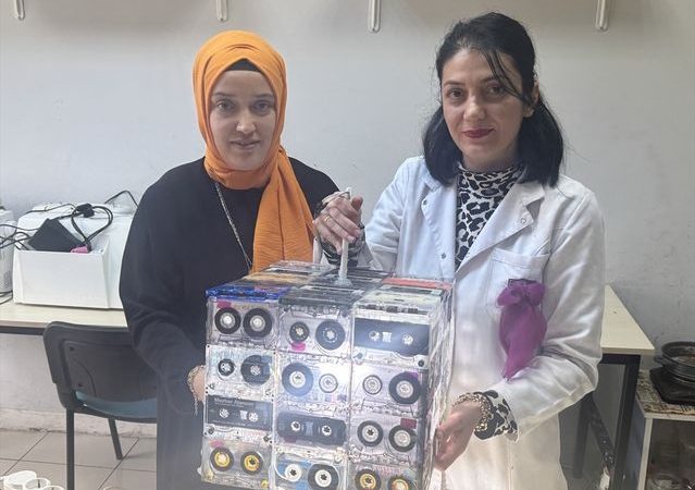 Kadınlardan Müzik Kasetinden Abajur - Son Dakika