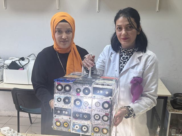 Kadınlardan Müzik Kasetinden Abajur - Son Dakika